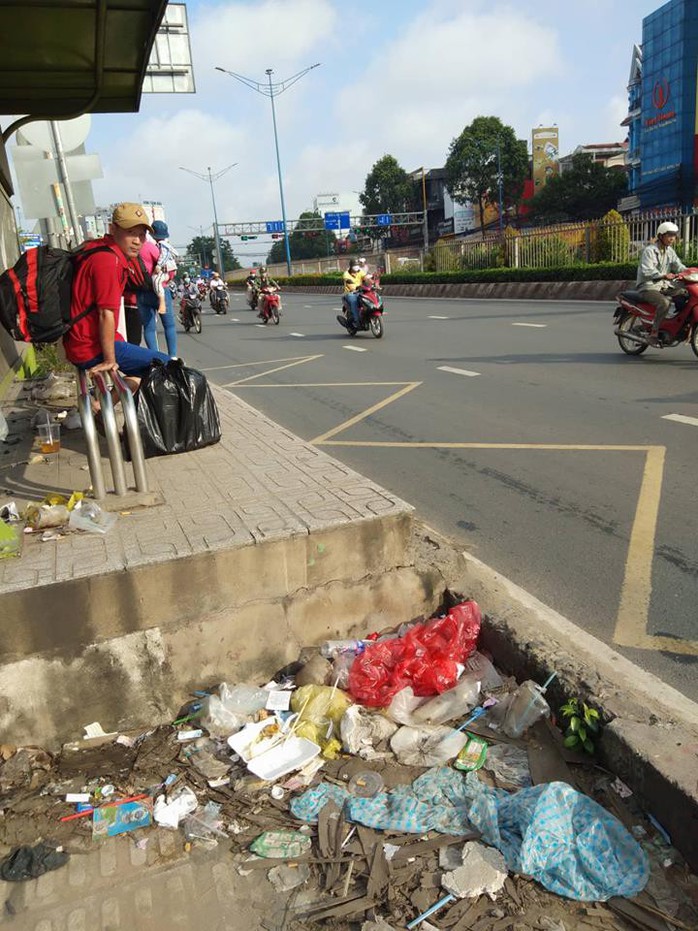 TP HCM: Trạm xe buýt như...  bãi rác! - Ảnh 1.