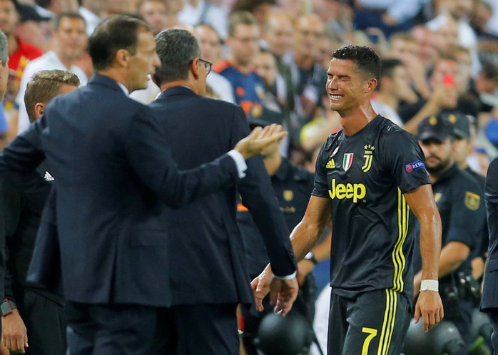 Ronaldo mua máy tính tặng đồng đội Juventus vì... nhận thẻ đỏ - Ảnh 2.