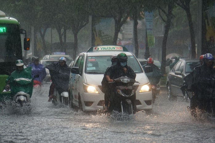 Mưa nhỏ cũng khiến đường vào sân bay ngập lênh láng - Ảnh 1.