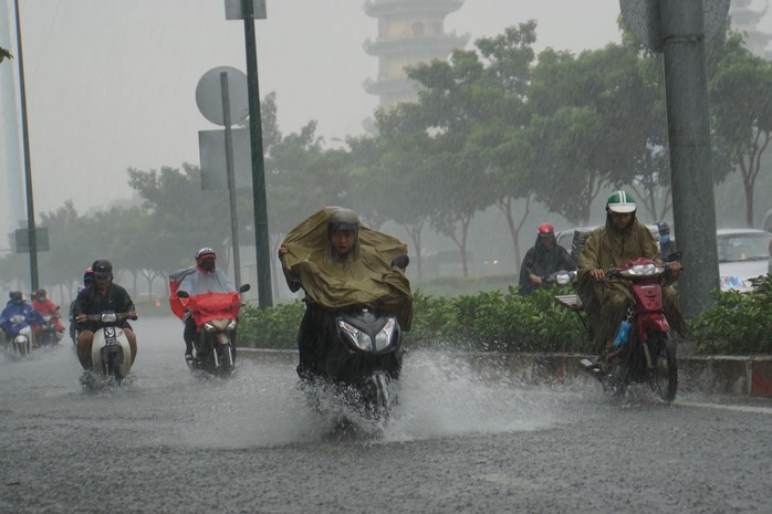 Mưa nhỏ cũng khiến đường vào sân bay ngập lênh láng - Ảnh 4.