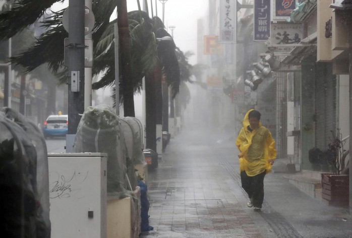 Chưa hồi phục sau bão Jebi, Nhật Bản lại hứng bão Trami - Ảnh 1.