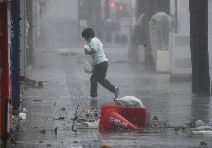 Chưa hồi phục sau bão Jebi, Nhật Bản lại hứng bão Trami - Ảnh 2.