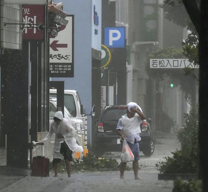 Chưa hồi phục sau bão Jebi, Nhật Bản lại hứng bão Trami - Ảnh 6.