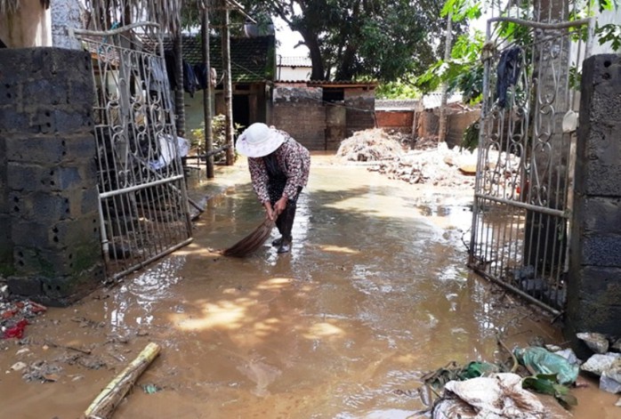 Kinh hoàng bùn đất ngập tận nóc lớp học - Ảnh 15.