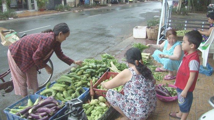 Thơm thảo “chợ rau miễn phí” cho người nghèo - Ảnh 4.