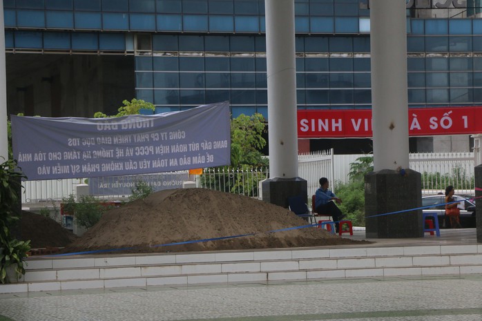 Hà Nội: Sân trường bị đổ đầy cát, gạch, 1.150 học sinh mất chỗ khai giảng - Ảnh 5.