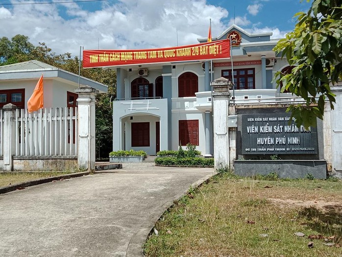 Khai trừ Đảng cựu chủ tịch xã, cảnh cáo phó viện kiểm sát huyện Phú Ninh - Ảnh 1.