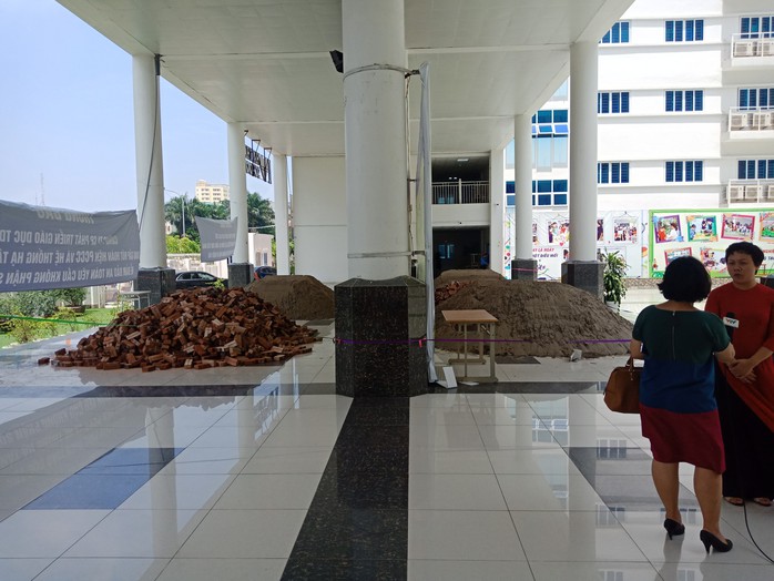 Hà Nội: Sân trường bị đổ đầy cát, gạch, 1.150 học sinh mất chỗ khai giảng - Ảnh 2.