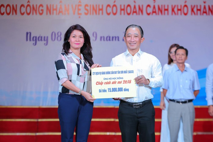 Những giọt nước mắt ở lễ trao học bổng Chắp cánh ước mơ - Ảnh 3.