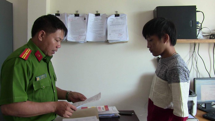 Nghịch điện thoại, b&eacute; 5 tuổi bị nam thanh ni&ecirc;n bẻ g&atilde;y 2 tay  - Ảnh 1.