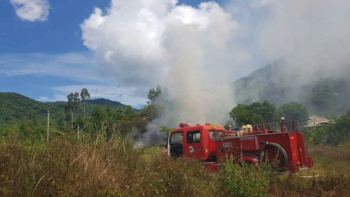 Kịp thời dập tắt đám cháy rộng 1.000 m2 tại bán đảo Sơn Trà - Ảnh 1.