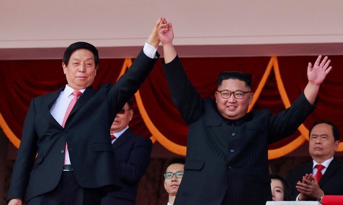 Triều Tiên nhịn khoe ICBM tại lễ diễu binh mừng quốc khánh - Ảnh 1.