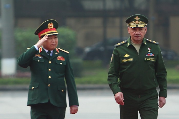 Cận cảnh Bộ trưởng Ngô Xuân Lịch đón Bộ trưởng Quốc phòng Nga Sergei Shoigu - Ảnh 4.