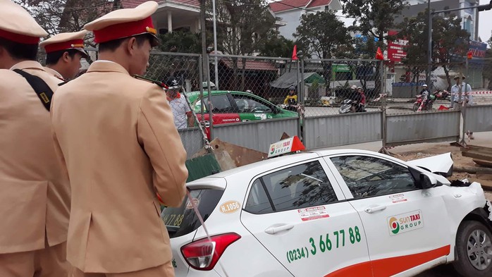 Xe taxi lọt hố công trình đang thi công - Ảnh 2.