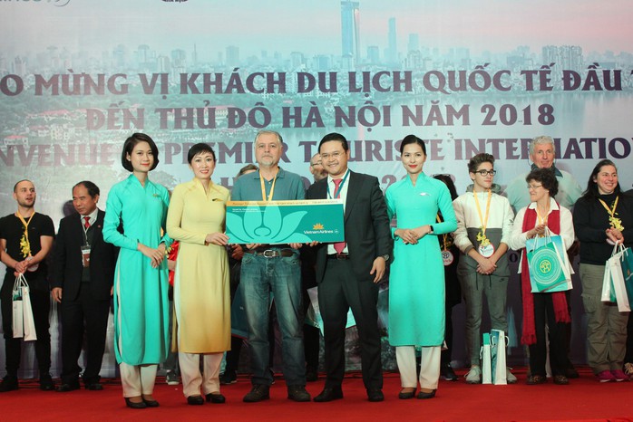 Vietnam Airlines đón du khách đầu tiên của năm 2018 - Ảnh 1.