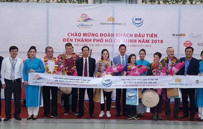 Vietnam Airlines đón du khách đầu tiên của năm 2018 - Ảnh 4.