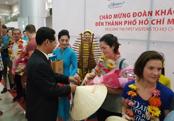 Vietnam Airlines đón du khách đầu tiên của năm 2018 - Ảnh 5.