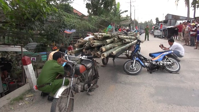 Chở tre nhọn ngoài đường, gây chết oan 1 người - Ảnh 1.