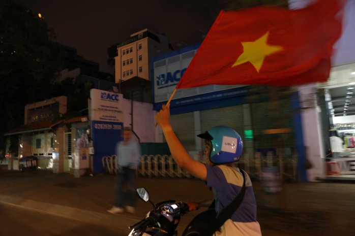 Người dân TP HCM và Vũng Tàu đổ ra đường mừng U23 Việt Nam - Ảnh 14.