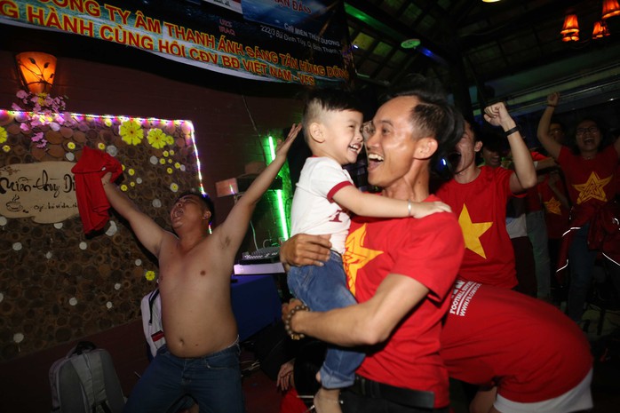 Người dân TP HCM và Vũng Tàu đổ ra đường mừng U23 Việt Nam - Ảnh 10.