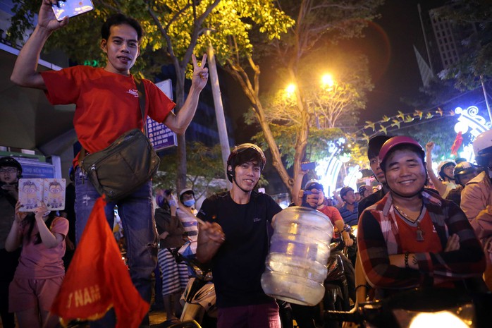 Người dân TP HCM và Vũng Tàu đổ ra đường mừng U23 Việt Nam - Ảnh 9.