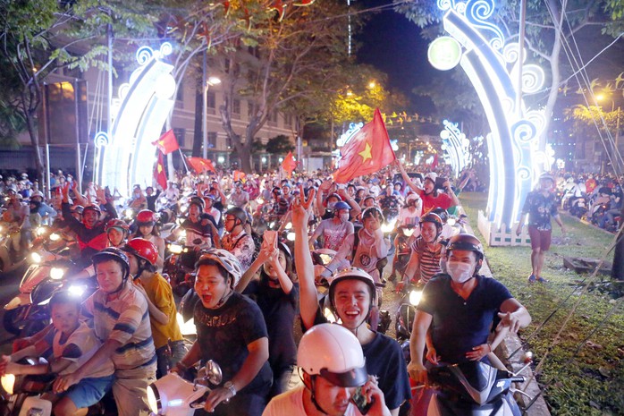 Người dân TP HCM và Vũng Tàu đổ ra đường mừng U23 Việt Nam - Ảnh 6.