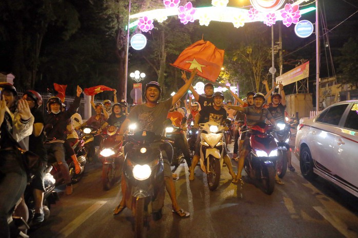 Người dân TP HCM và Vũng Tàu đổ ra đường mừng U23 Việt Nam - Ảnh 4.