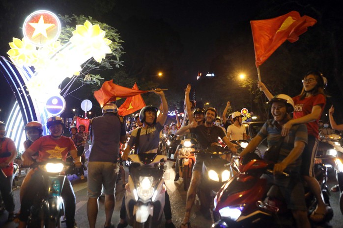 Người dân TP HCM và Vũng Tàu đổ ra đường mừng U23 Việt Nam - Ảnh 3.