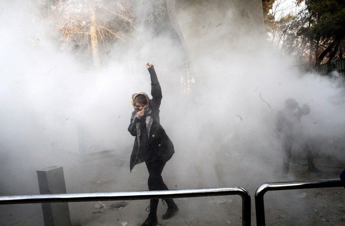Người biểu tình Iran bất chấp quả đấm sắt - Ảnh 1.