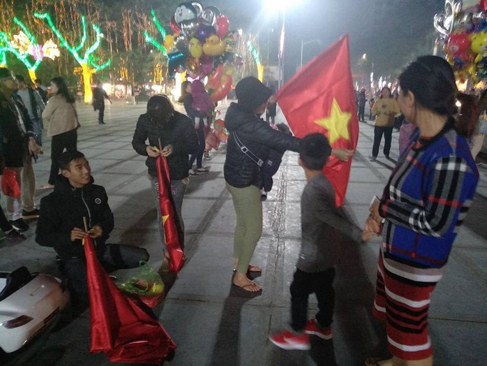 Ngập sắc đỏ mừng chiến thắng nức lòng của U23 Việt Nam - Ảnh 12.