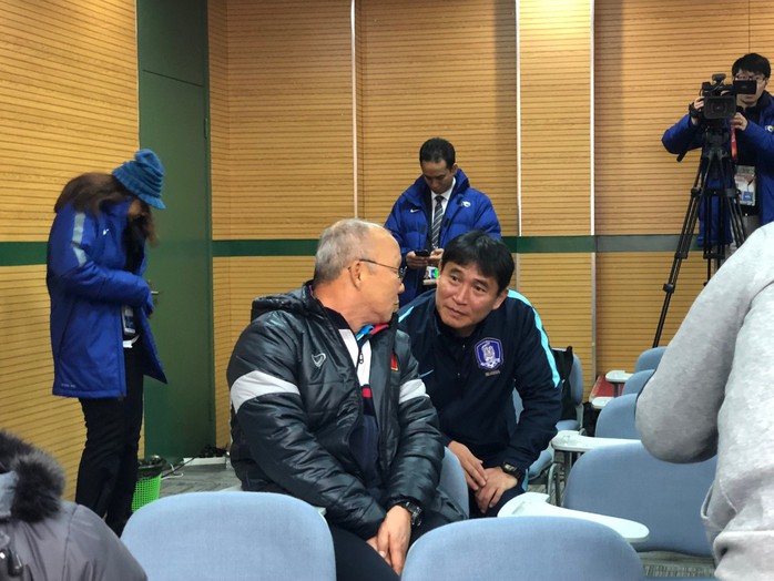 HLV U23 Hàn Quốc lễ phép với đàn anh Park Hang Seo - Ảnh 2.