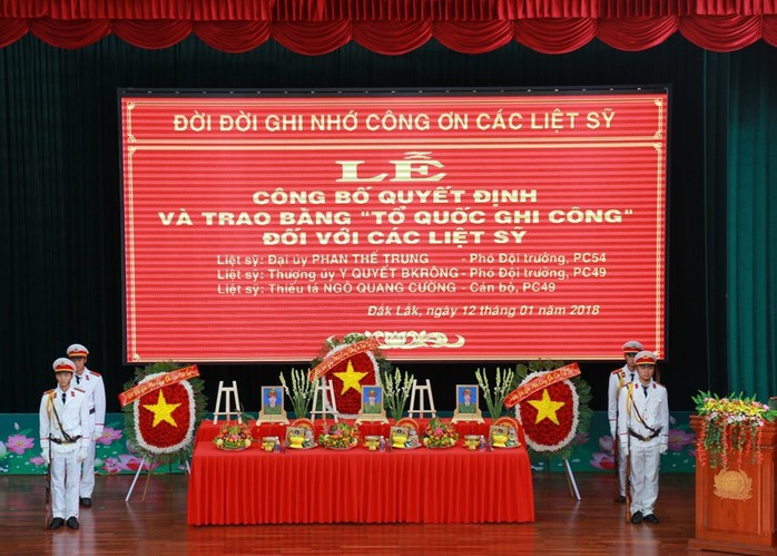 Trao bằng Tổ quốc ghi công cho 3 công an hy sinh trong vụ nổ ở Đắk Lắk - Ảnh 1.