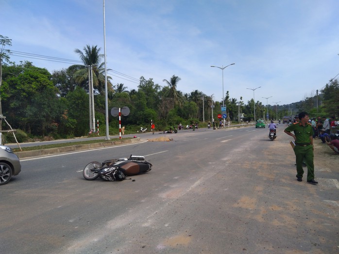 Phú Quốc: Hai xe máy tông nhau, 2 người chết, 1 người bị thương - Ảnh 1.