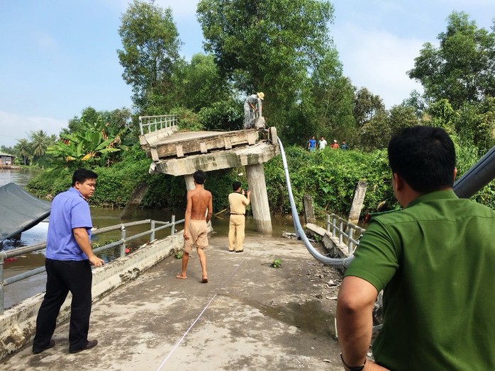 Sà lan tông sập cầu Long Hòa B, bốn người thoát chết - Ảnh 1.