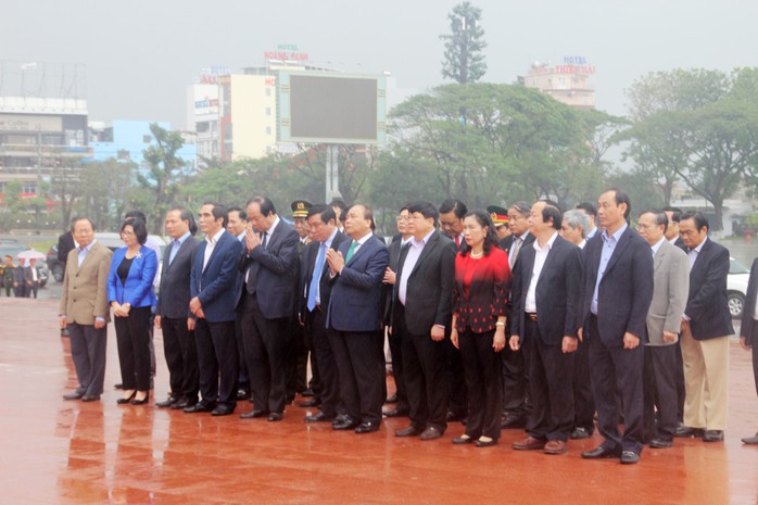 Thủ tướng dâng hoa Tượng đài Nguyễn Sinh Sắc - Nguyễn Tất Thành - Ảnh 1.