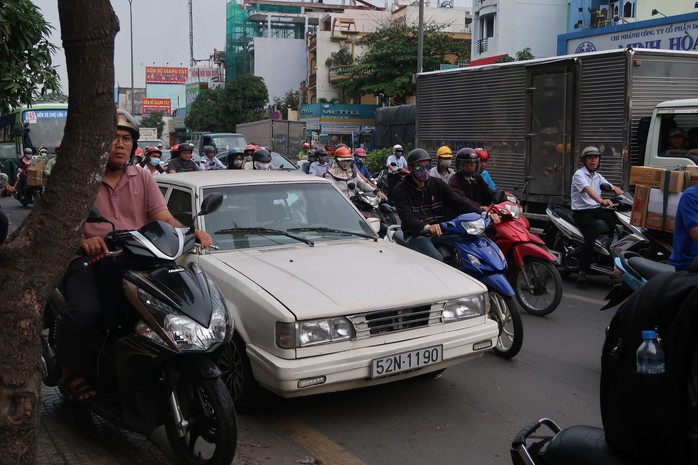 Ô tô mua đường gây kẹt đường Cộng Hòa mỗi ngày - Ảnh 2.