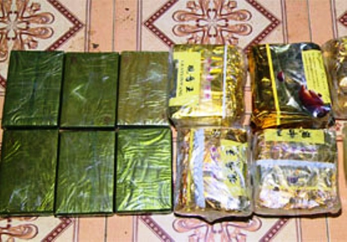 Thấy cảnh sát, vứt xe máy, ném 6 bánh heroin và 6 kg ma túy đá bỏ chạy - Ảnh 2.