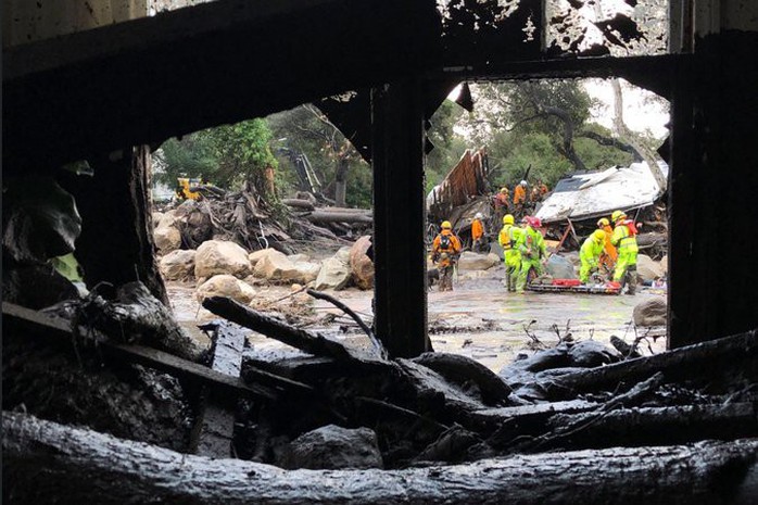
Lực lượng cứu hộ tìm kiếm các nạn nhân tại khu vực Montecito. Ảnh: New York Times
