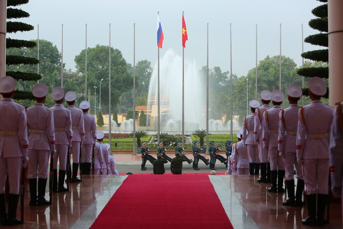 Cận cảnh Bộ trưởng Ngô Xuân Lịch đón Bộ trưởng Quốc phòng Nga Sergei Shoigu - Ảnh 5.