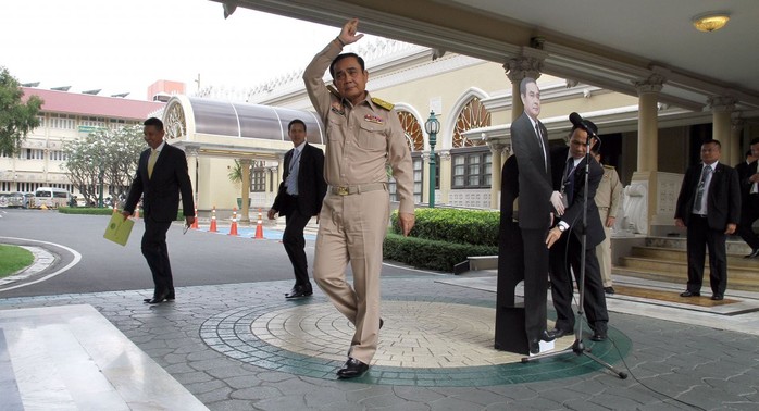 Thủ tướng Thái Lan nhường hình nhân bìa cứng tiếp báo giới - Ảnh 1.
