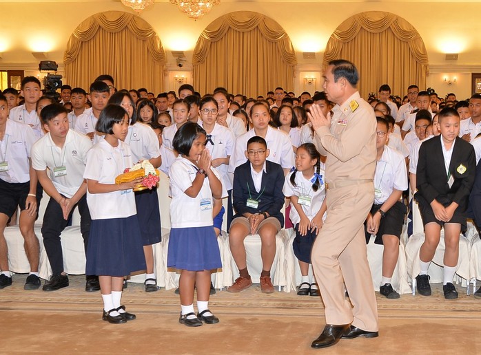 Thủ tướng Thái Lan nhường hình nhân bìa cứng tiếp báo giới - Ảnh 2.