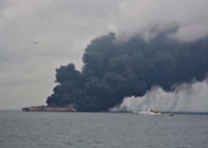 Tàu chở dầu Iran chìm sau 1 tuần cháy trên biển Hoa Đông - Ảnh 1.