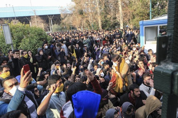 Iran: Cố trộm súng cảnh sát, 6 người biểu tình thiệt mạng - Ảnh 3.