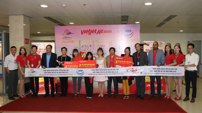 Vietjet tưng bừng chào đón những hành khách đầu tiên năm 2018 - Ảnh 4.