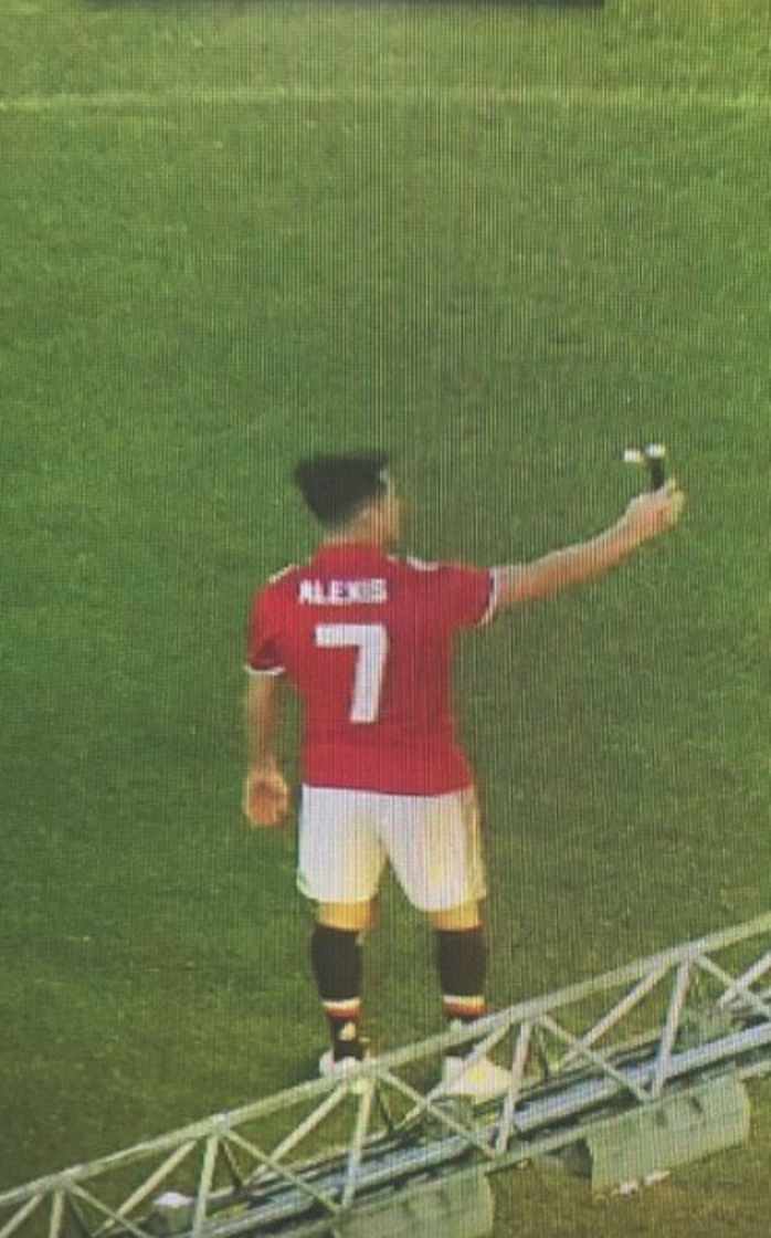 Sanchez mặc áo số 7, tự sướng ở Old Trafford - Ảnh 1.
