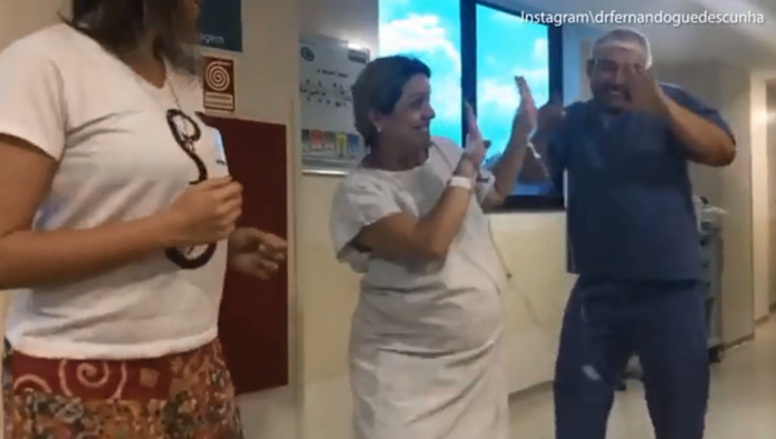 Bác sĩ nhảy samba với sản phụ trong phòng sinh - Ảnh 3.