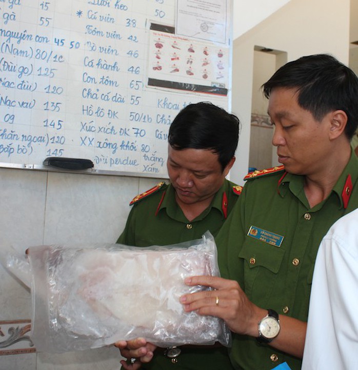 Tiêu hủy hơn 1,8 tấn đầu gà, cánh gà, cá cam... không rõ nguồn gốc - Ảnh 1.