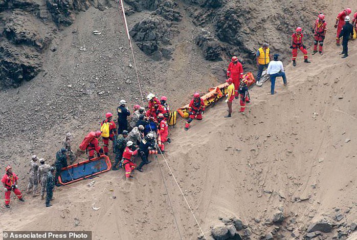 Xe buýt lao từ vách đá xuống bãi biển, 48 người thiệt mạng - Ảnh 3.