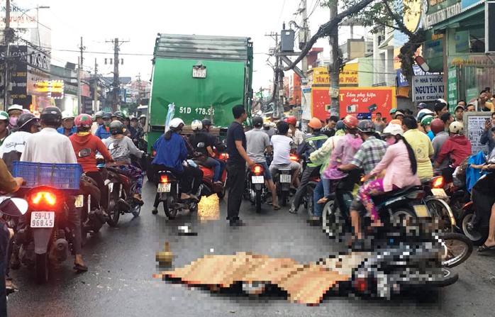 Vừa đổ xăng xong, nam thanh niên bị xe rác tông chết - Ảnh 1.