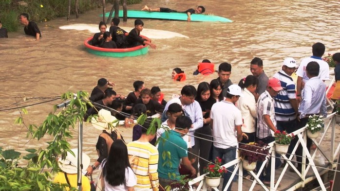 Làng hoa Sa Đéc “thất thủ” vì quá tải lượng khách tham quan - Ảnh 4.